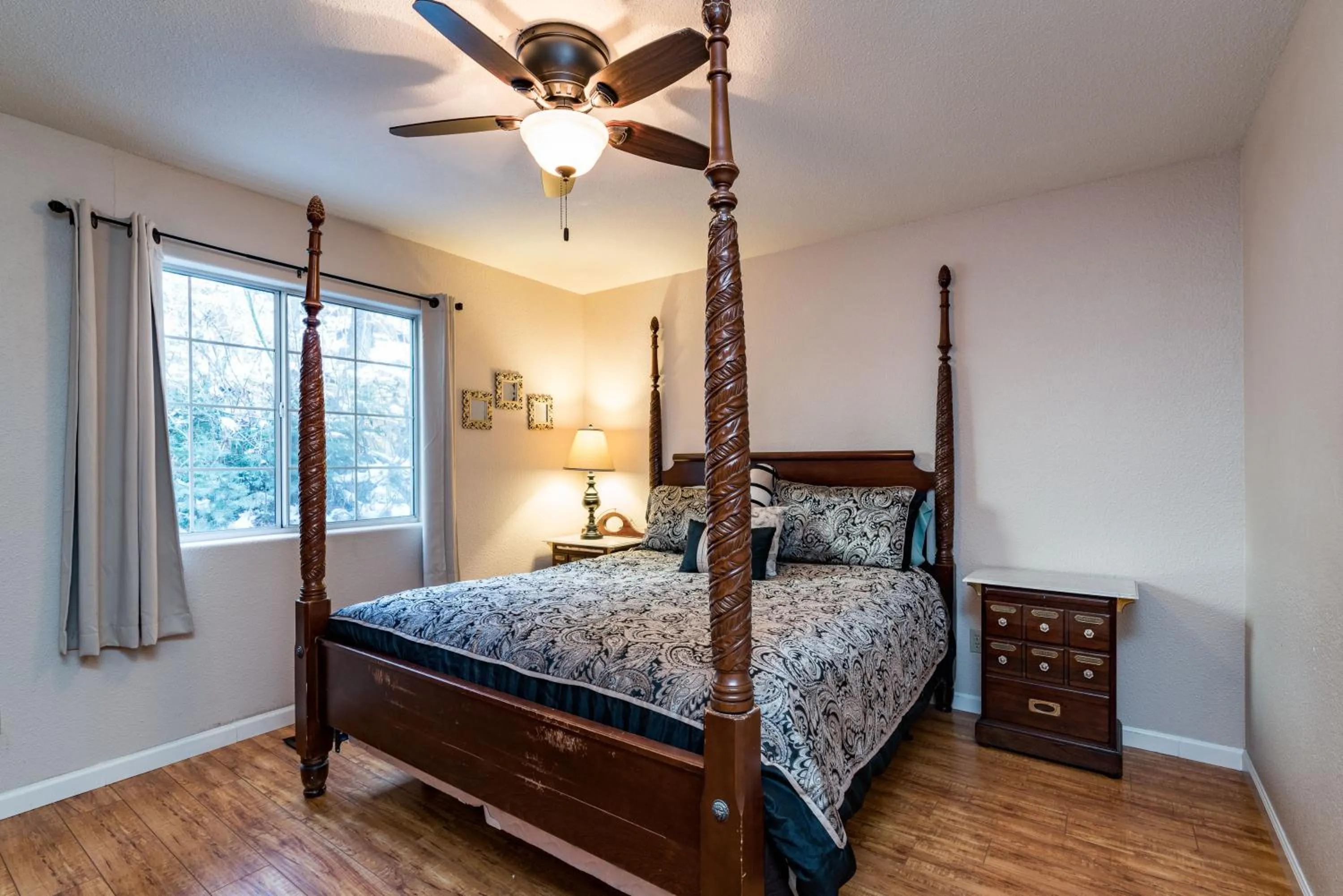 Bedroom, Bed in Inside Yosemite Winter Wonderland