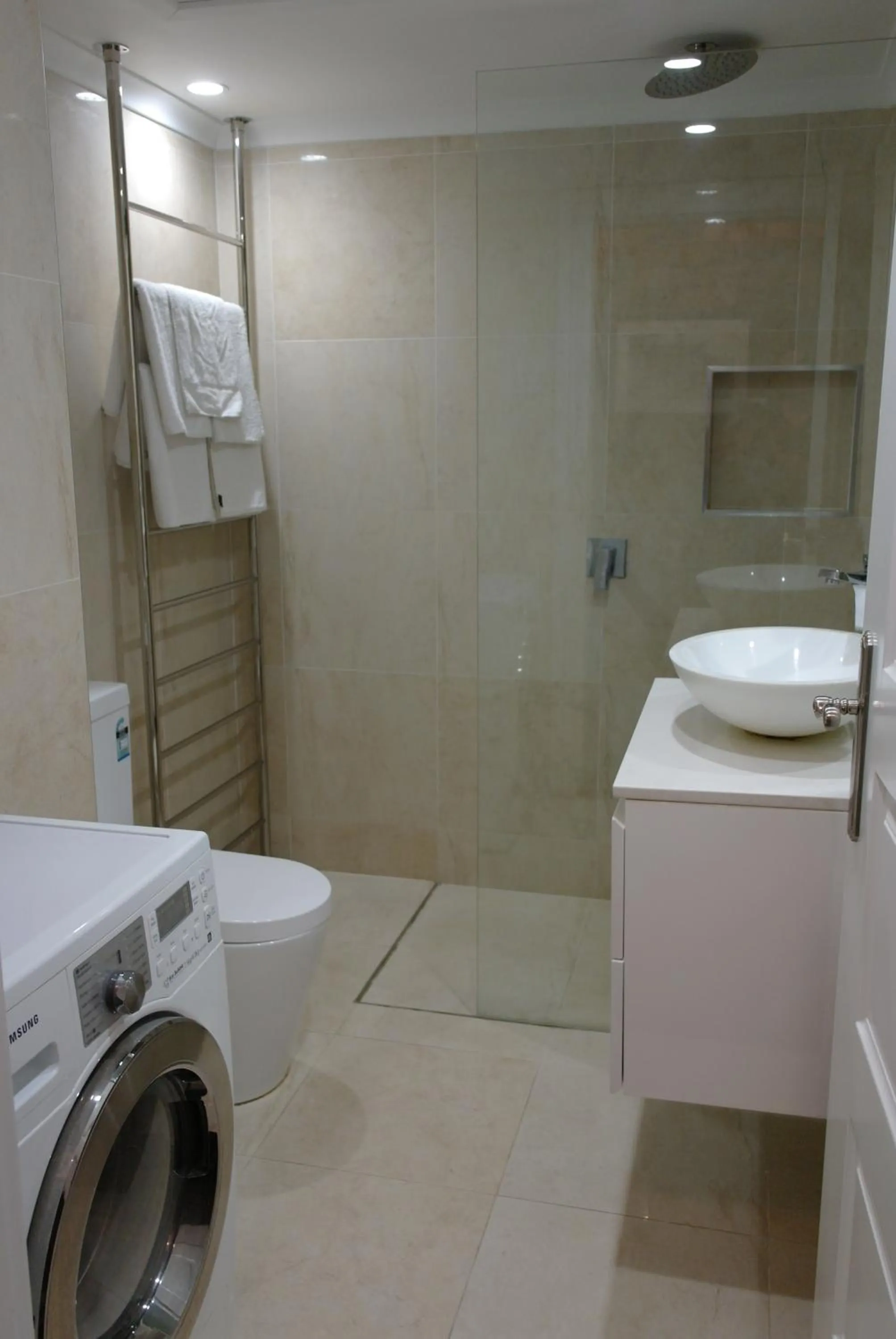 Bathroom in Hampton Court Apartments