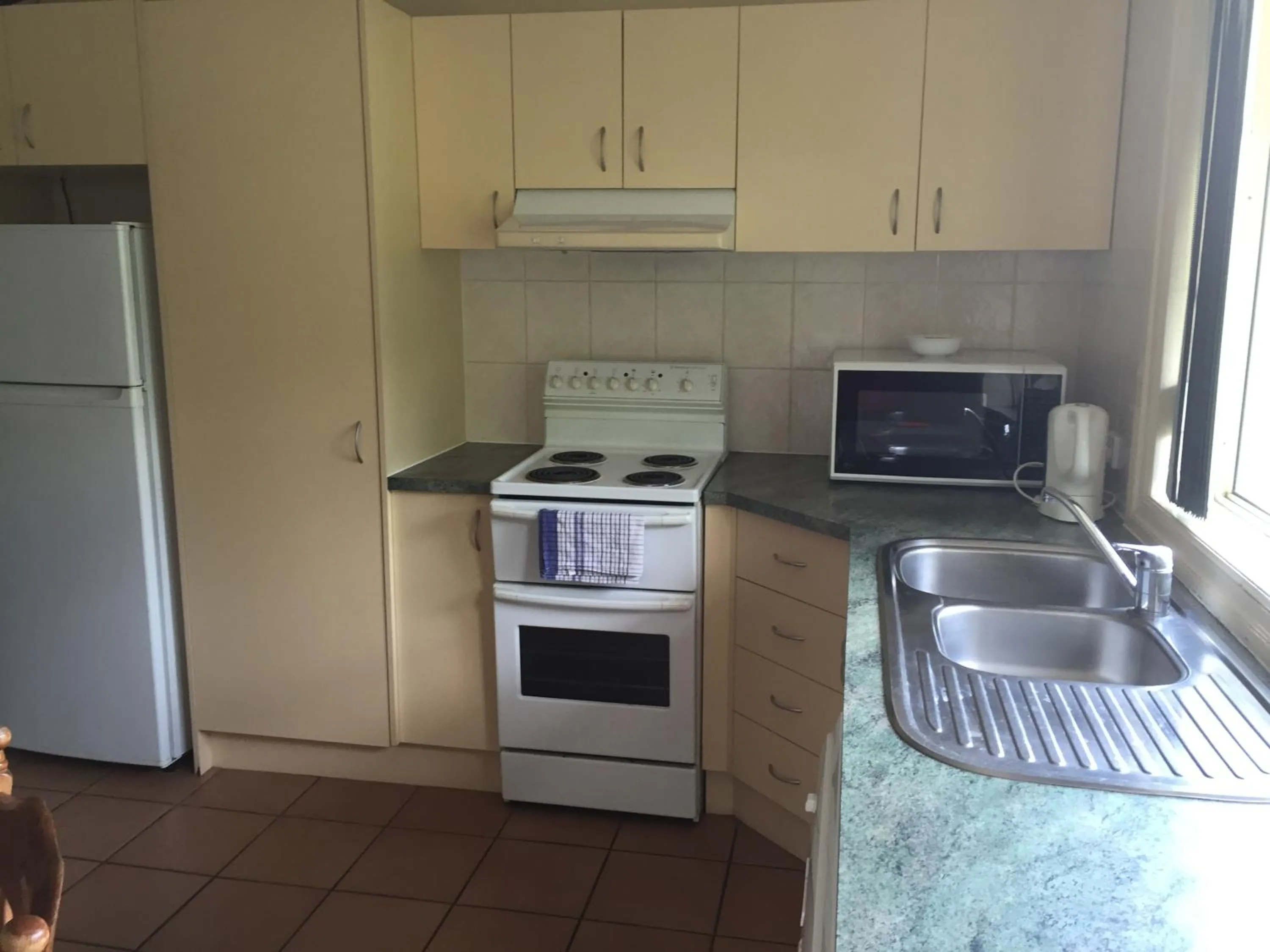 Photo of the whole room in Hampton Court Apartments