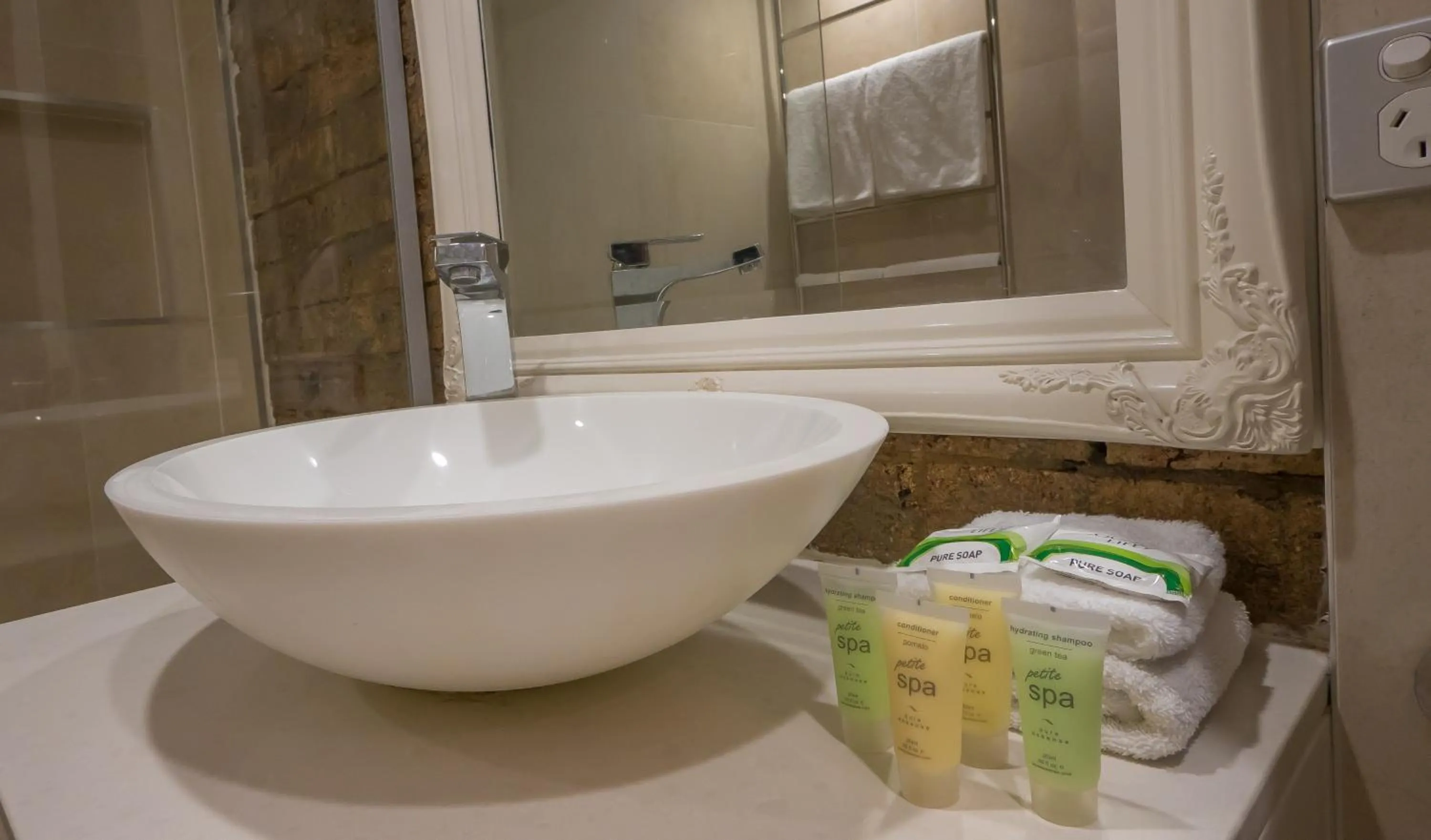 Bathroom in Hampton Court Apartments