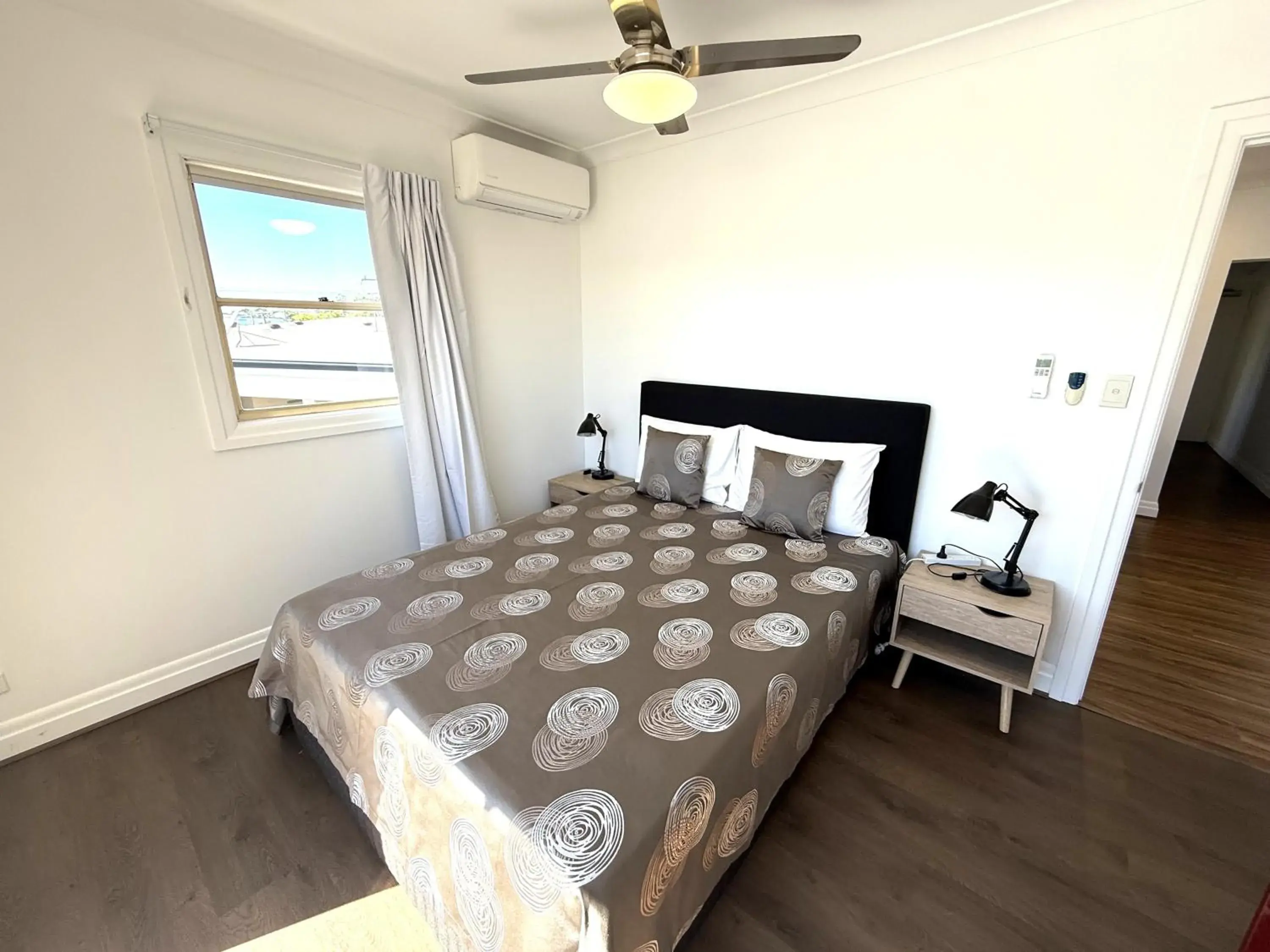 Bed in Hampton Court Apartments Bed in Hampton Court Apartments