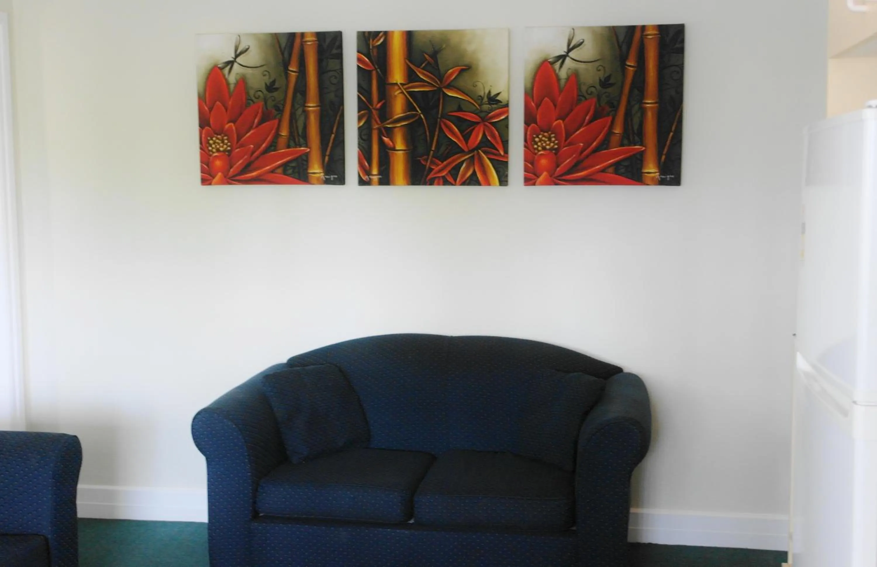 Living room in Hampton Court Apartments