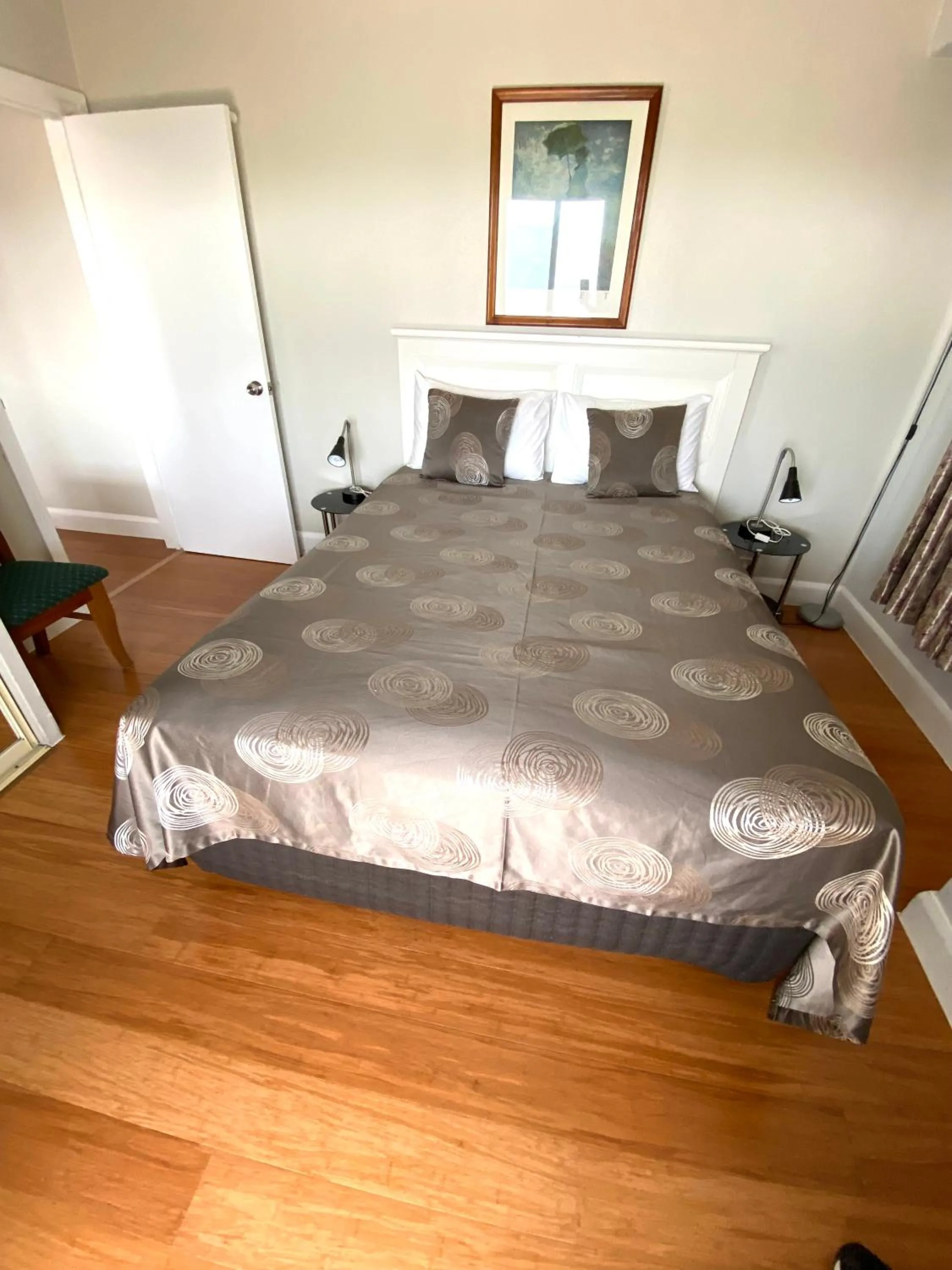 Bed in Hampton Court Apartments