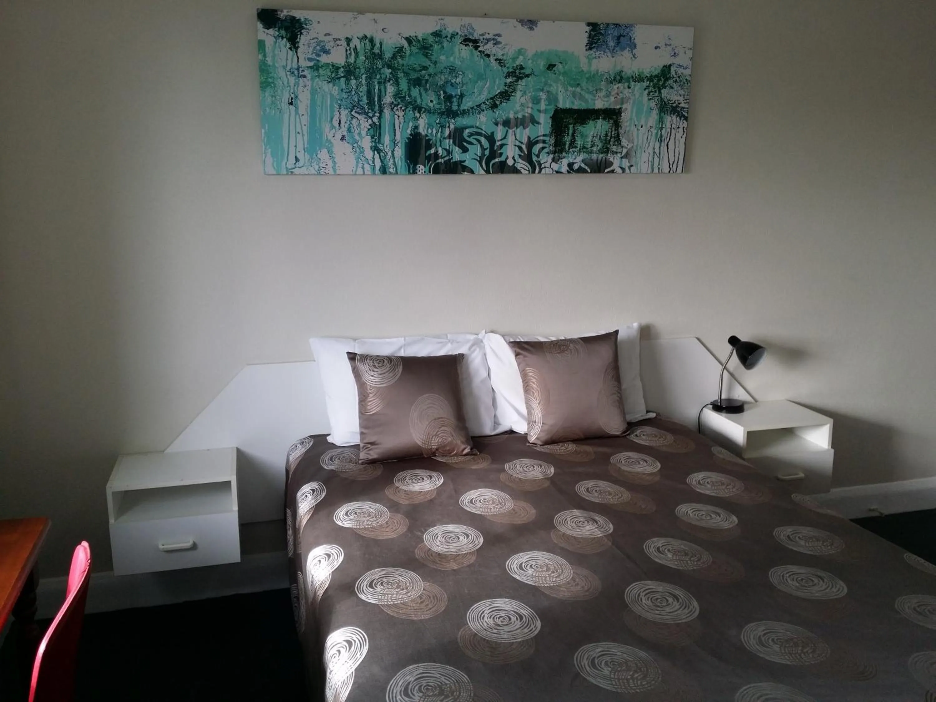 Bed in Hampton Court Apartments