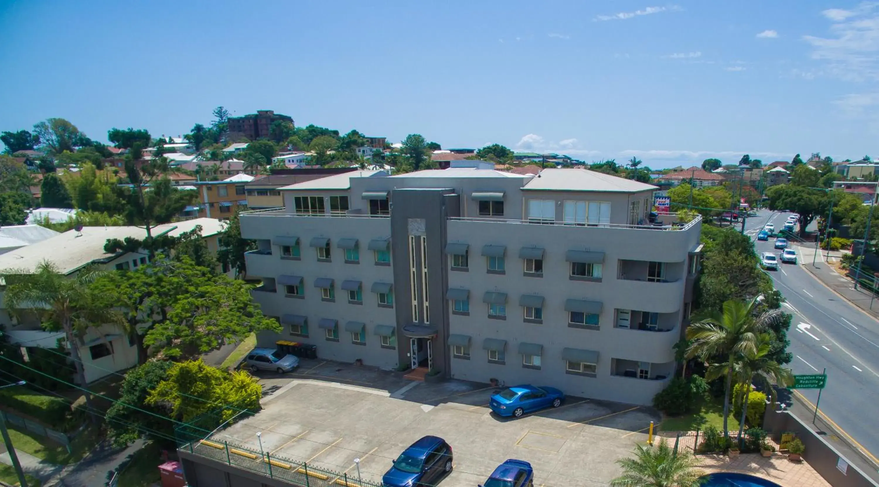 Property building in Hampton Court Apartments Property building in Hampton Court Apartments
