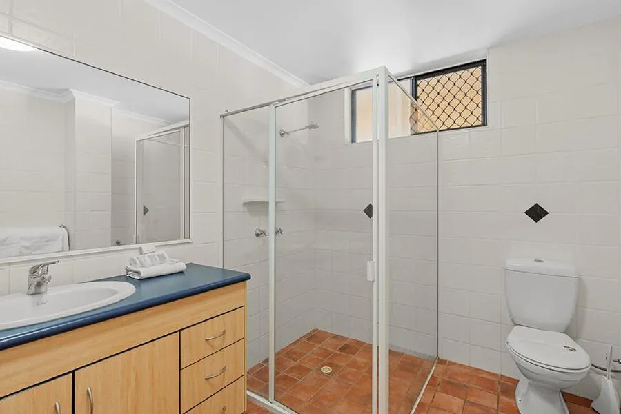 Bathroom in Western Gateway Motel and Apartments