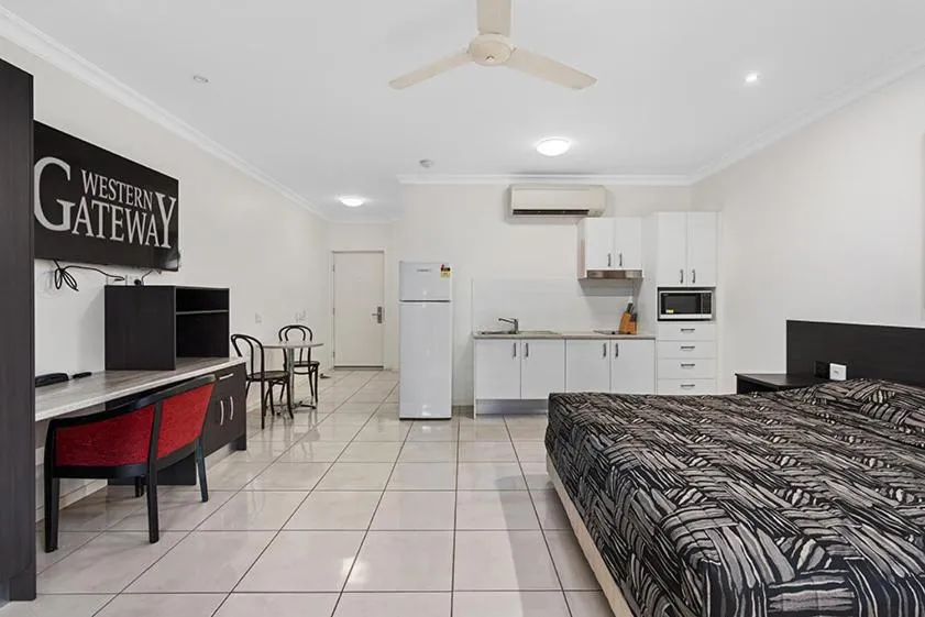 Photo of the whole room, Bed in Western Gateway Motel and Apartments