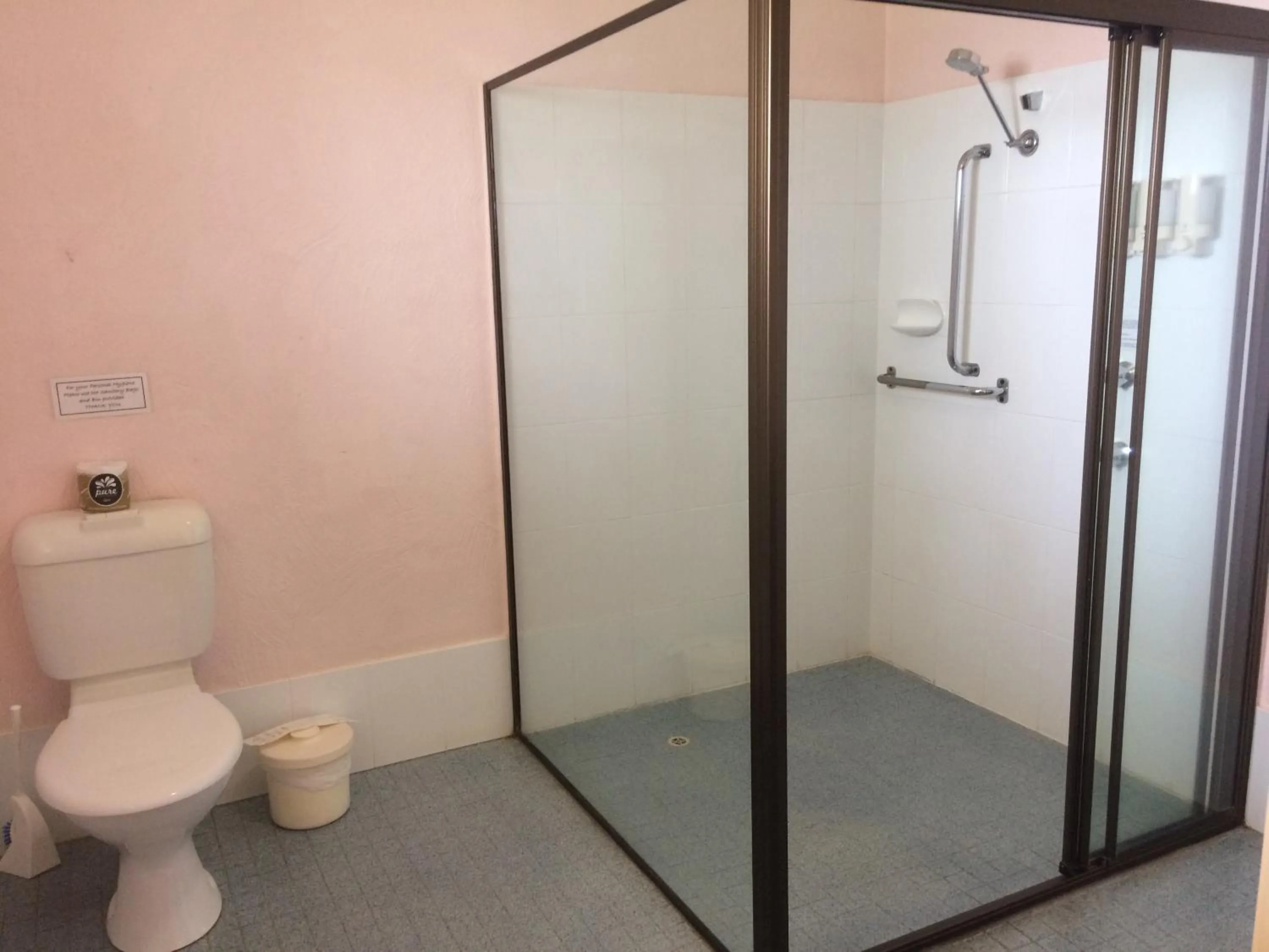 Bathroom in Childers Gateway Motor Inn