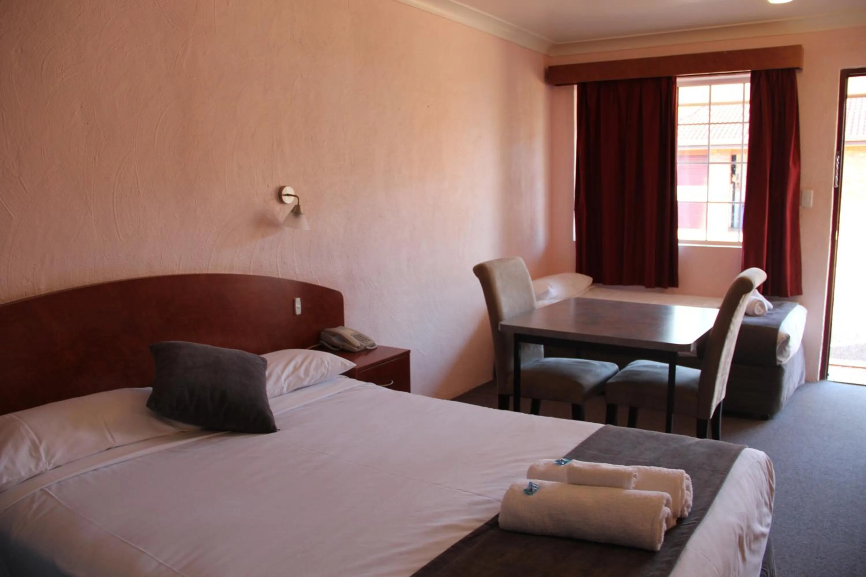 Bedroom, Bed in Childers Gateway Motor Inn