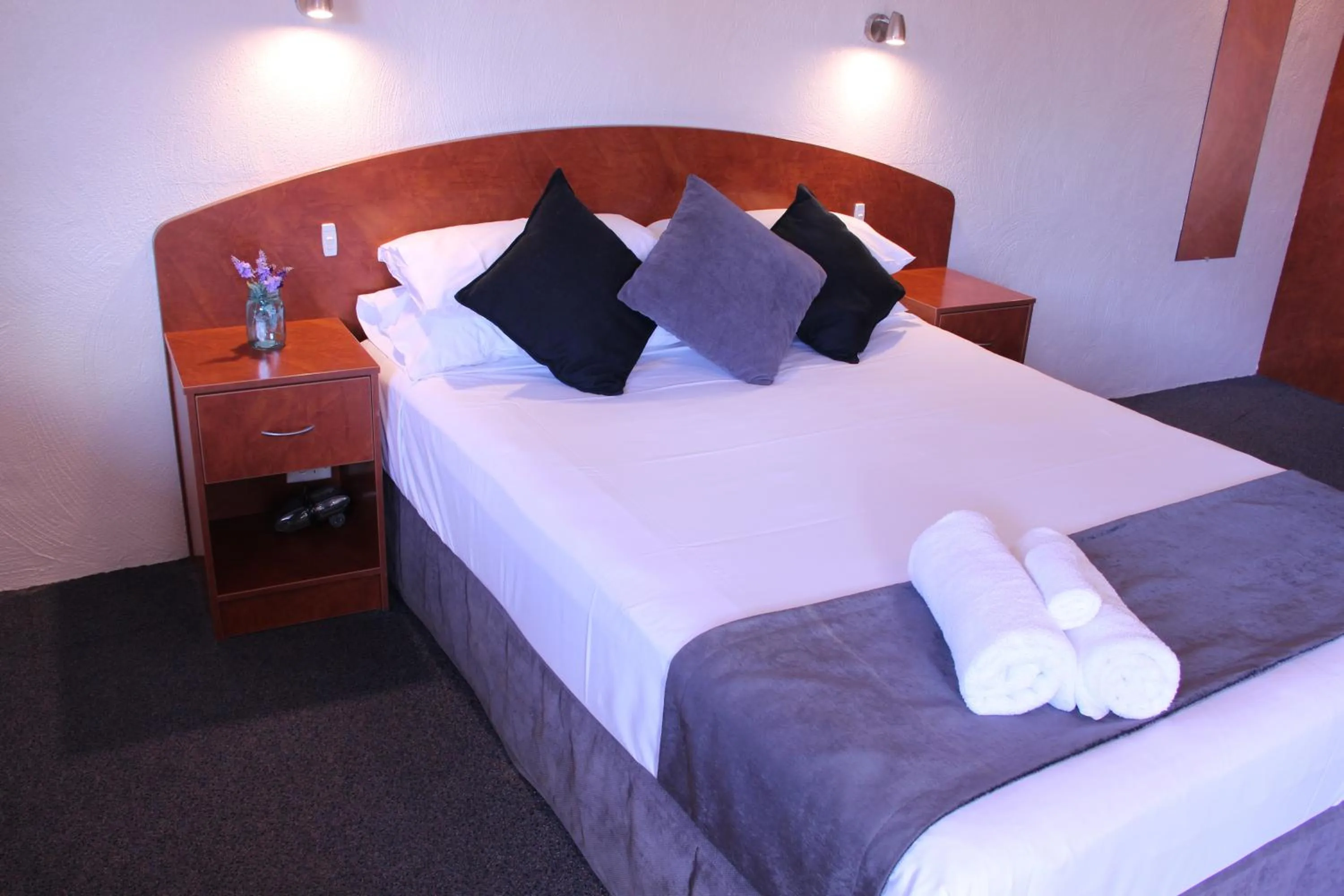 Bed in Childers Gateway Motor Inn