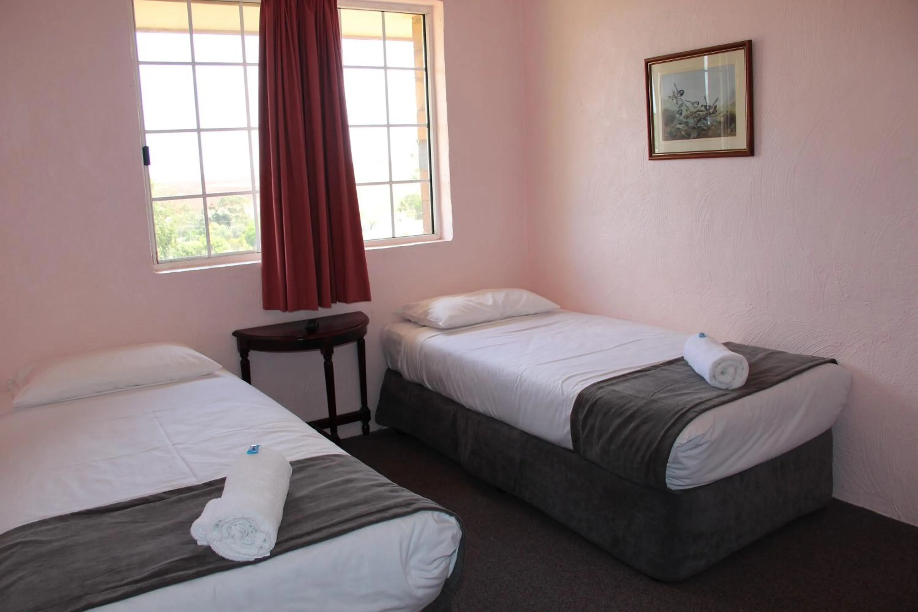 Bed in Childers Gateway Motor Inn