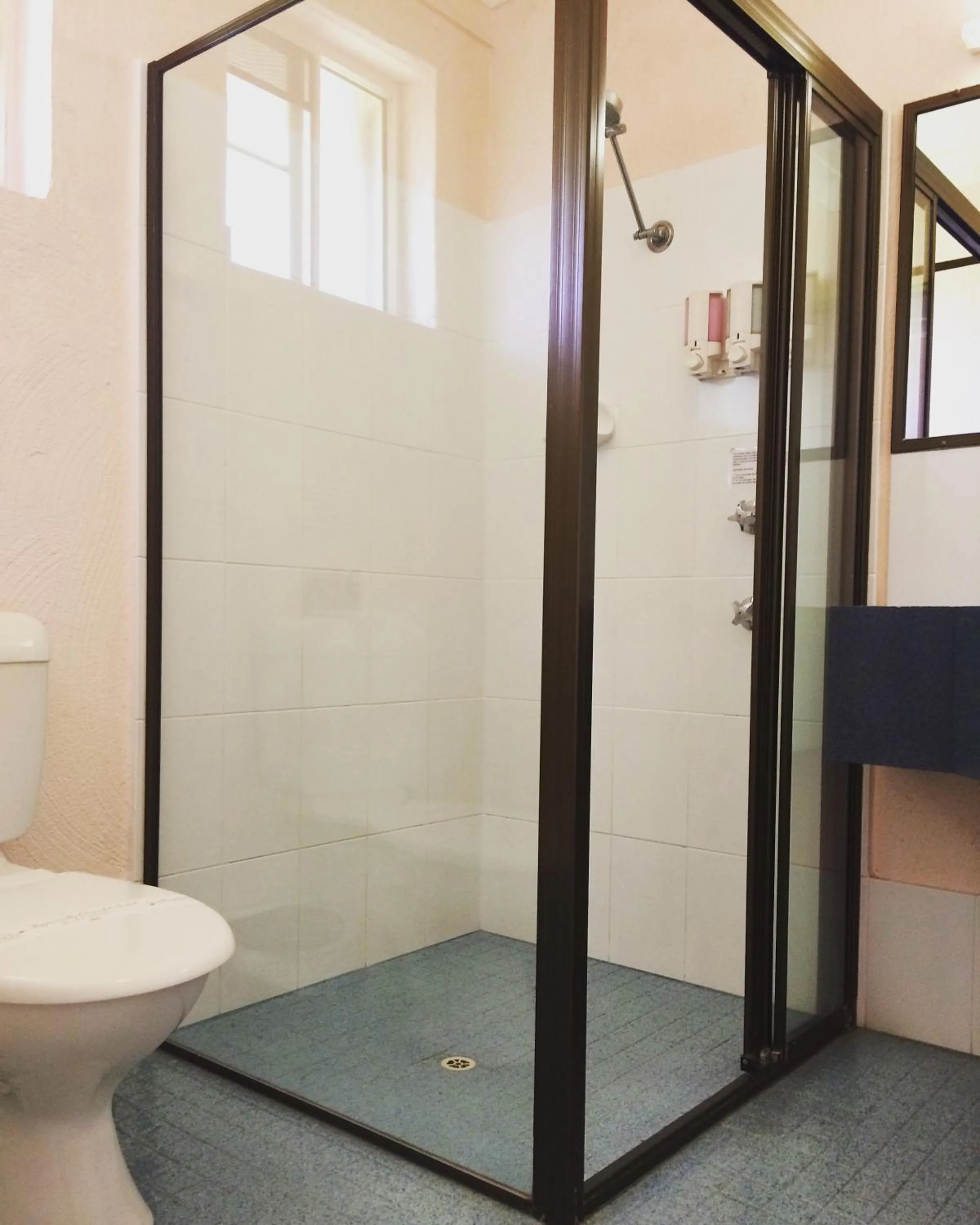 Bathroom in Childers Gateway Motor Inn