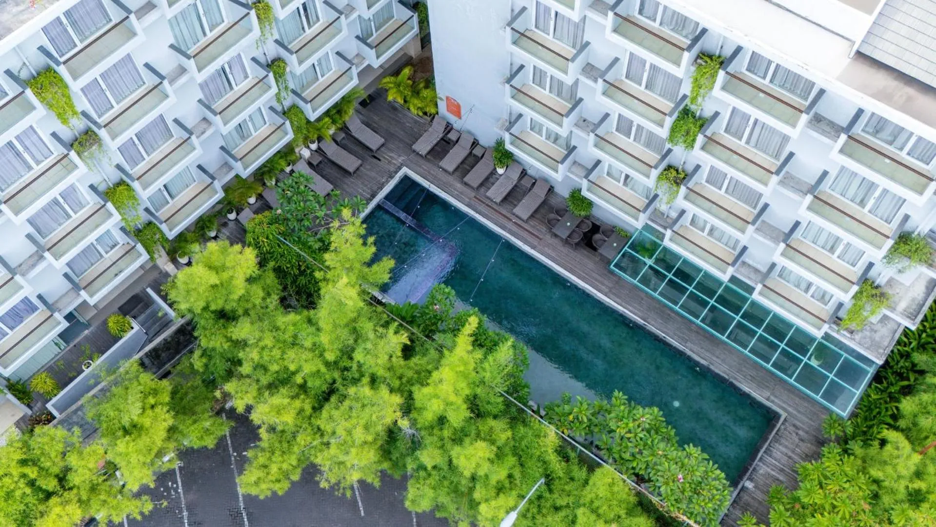 Swimming pool in HARRIS Hotel Kuta Galleria - Bali