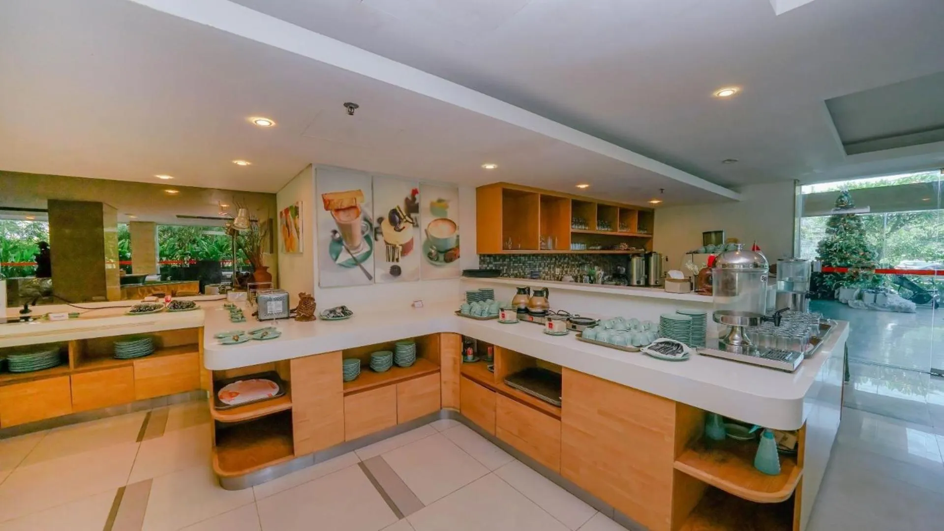 Restaurant/places to eat in HARRIS Hotel Kuta Galleria