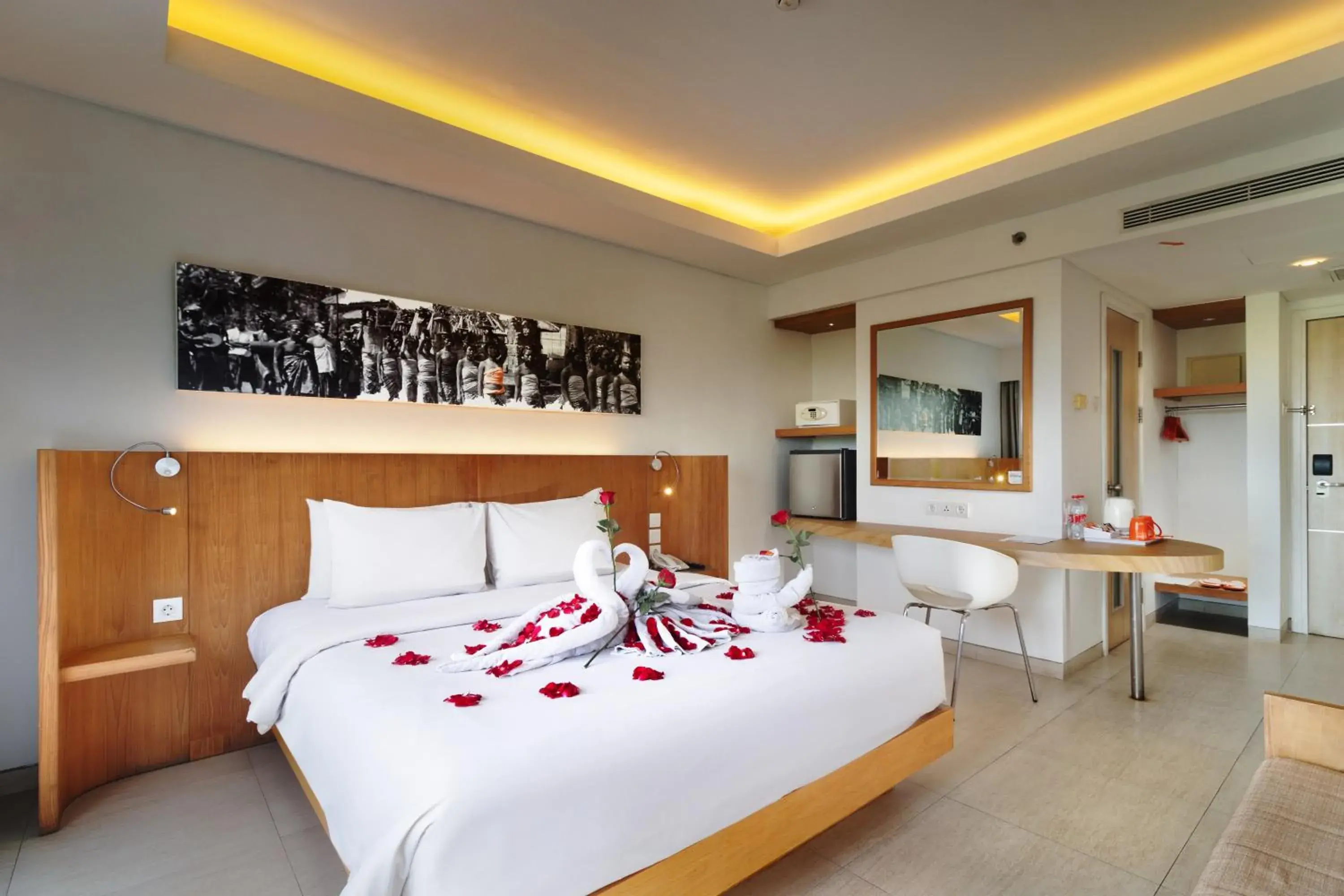 Bedroom, Bed in HARRIS Hotel Kuta Galleria - Bali Bedroom, Bed in HARRIS Hotel Kuta Galleria - Bali