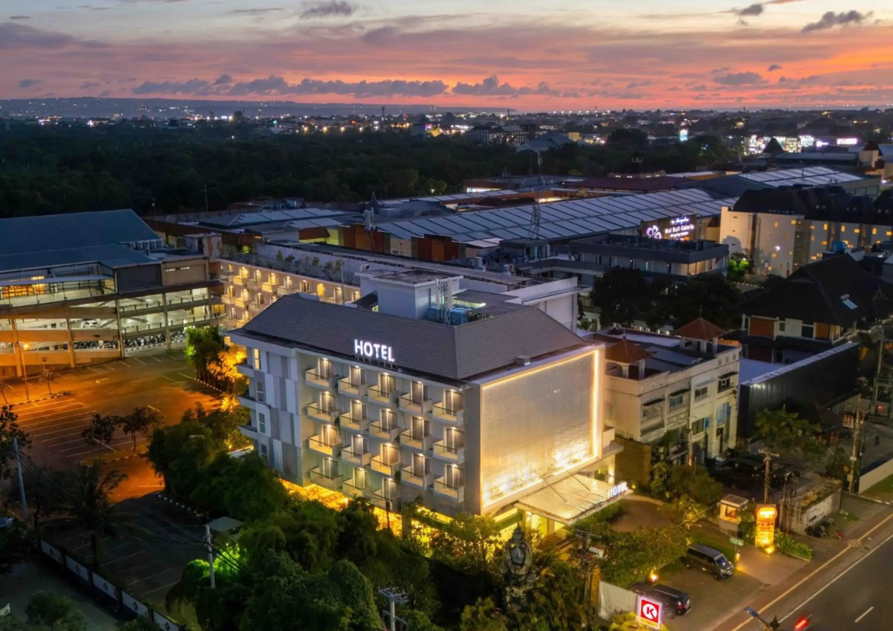 Property building in HARRIS Hotel Kuta Galleria Property building in HARRIS Hotel Kuta Galleria