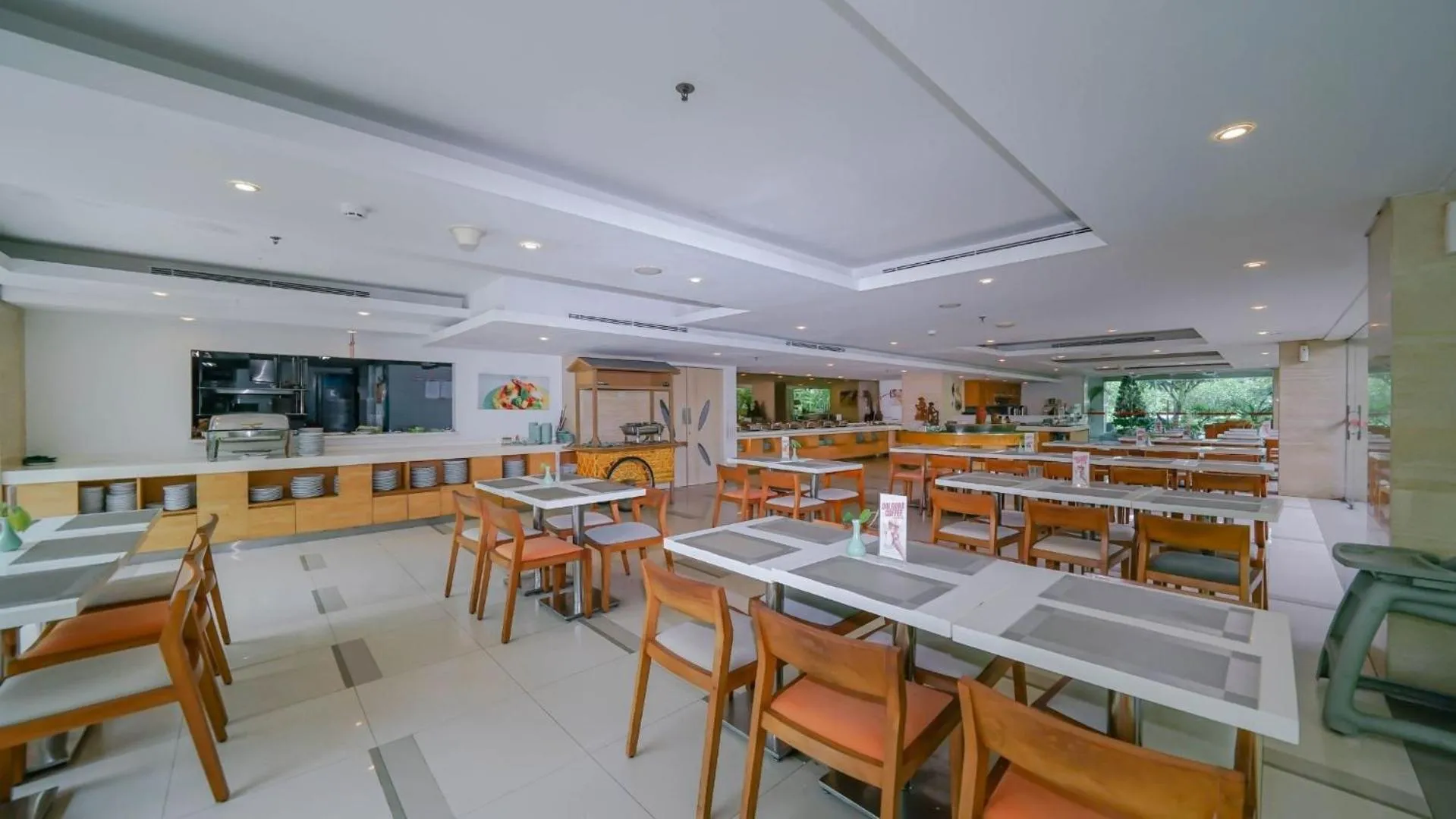 Restaurant/places to eat in HARRIS Hotel Kuta Galleria