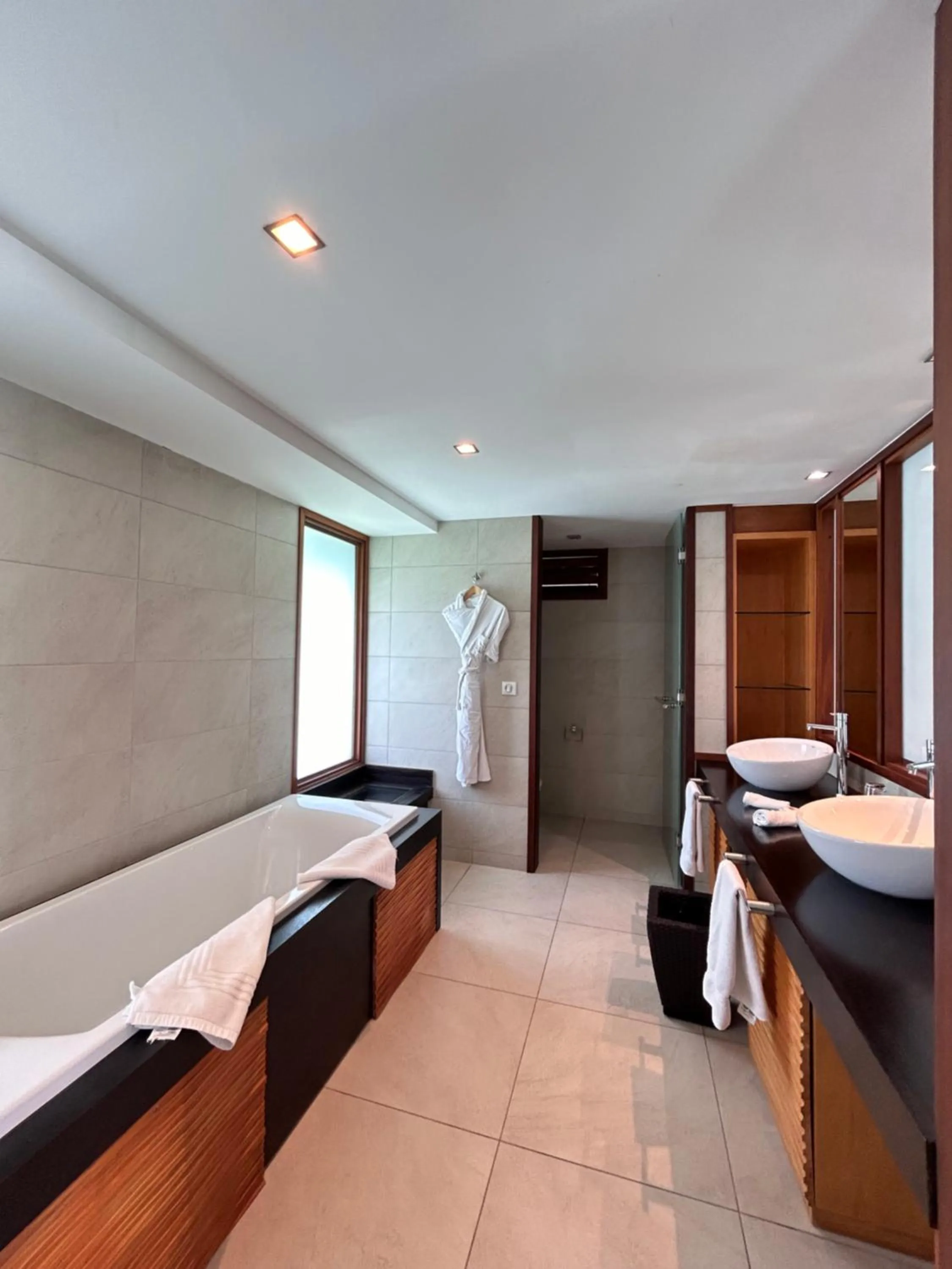 Bathroom, Bed in Hotel Kia Ora Resort & Spa