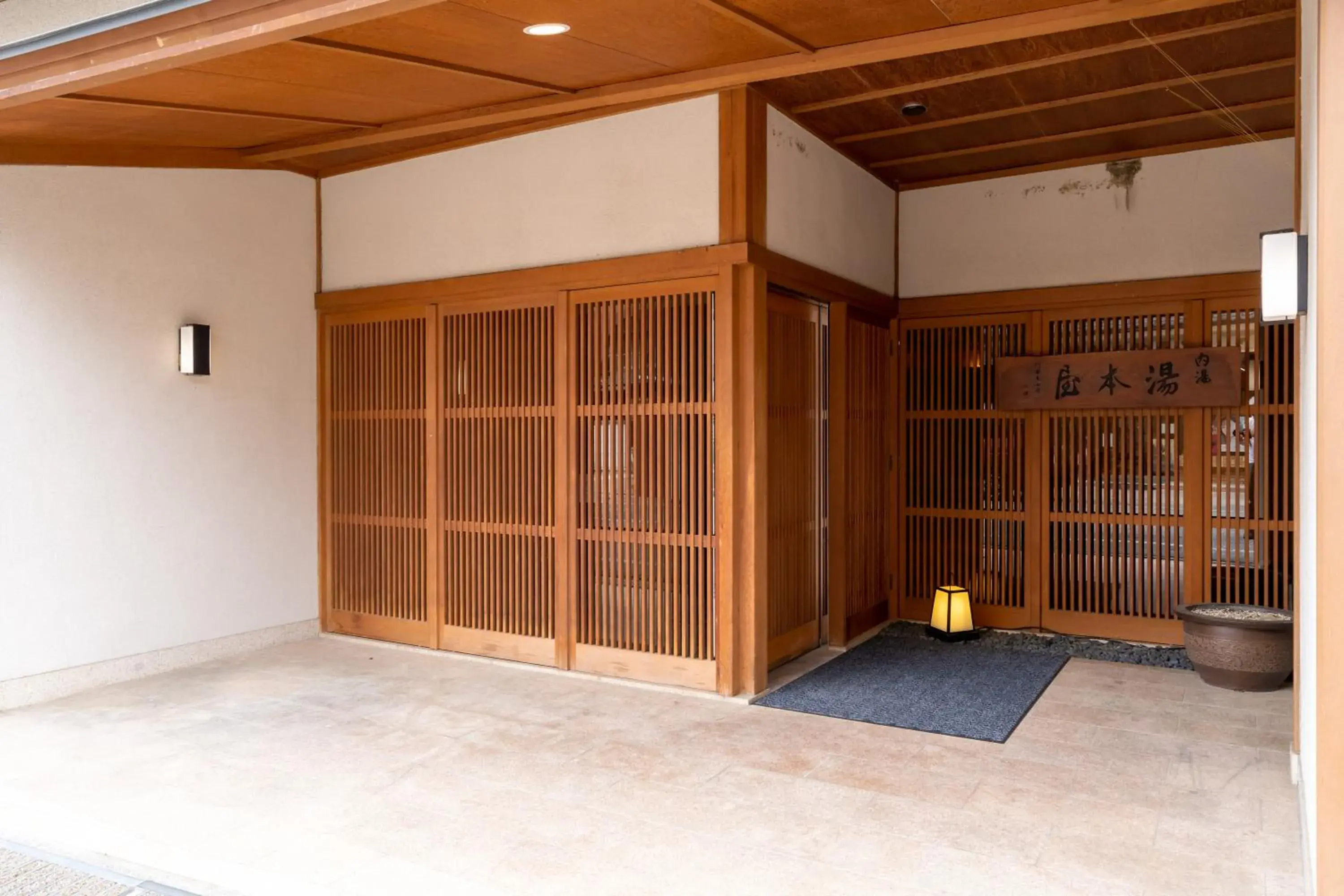 Facade/entrance in Yumotoya Facade/entrance in Yumotoya