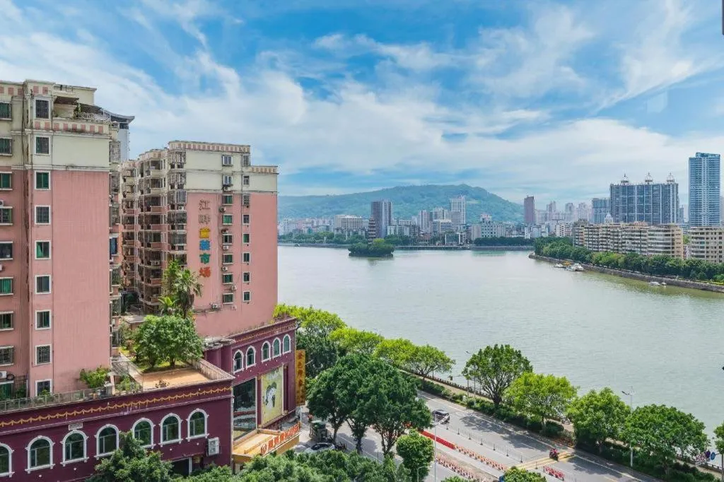 Lavande Hotel Shaoguan Bainian East Street Fengcai Building