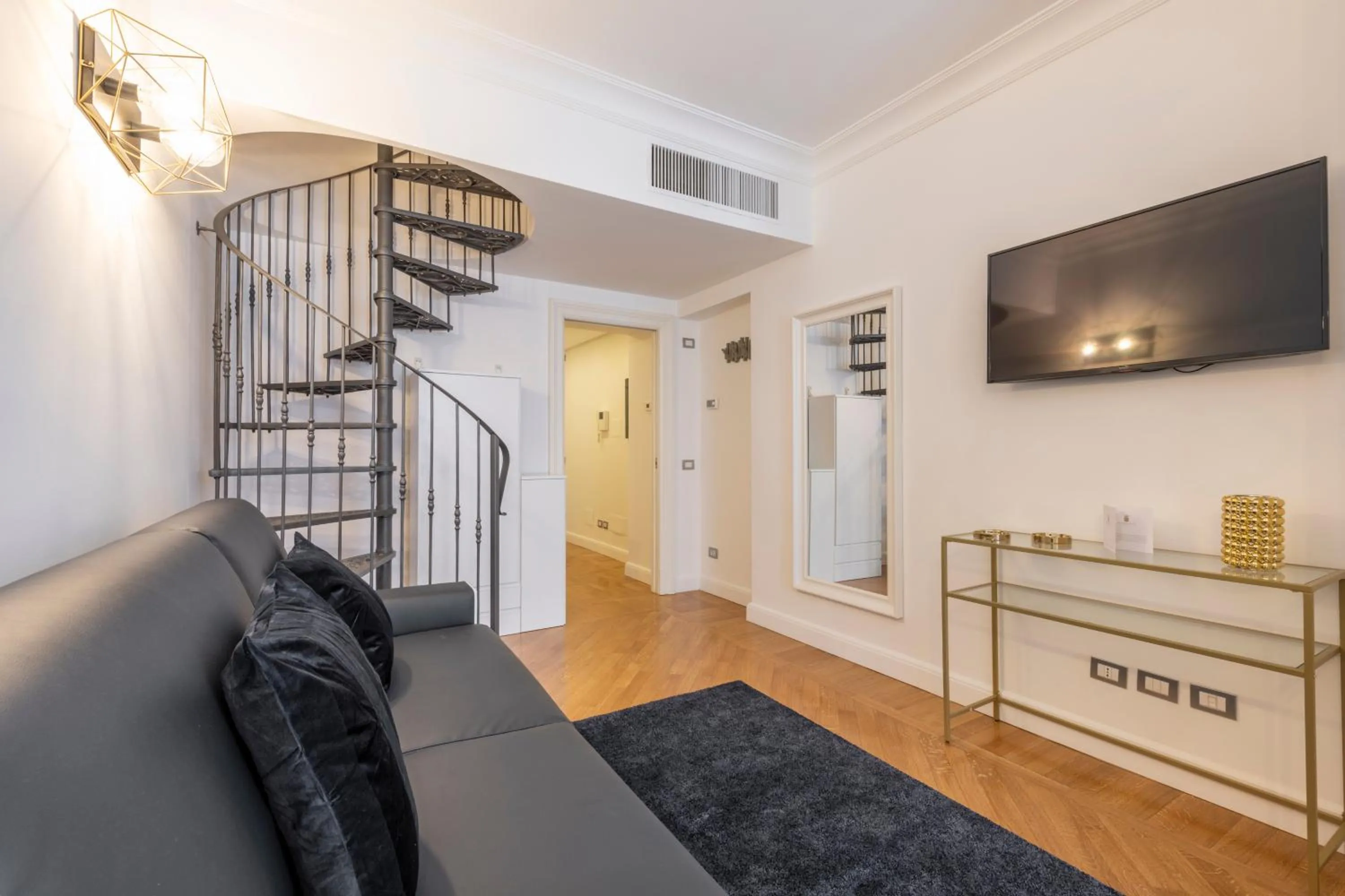 Communal lounge/ TV room in Milan Royal Suites - Centro Brera