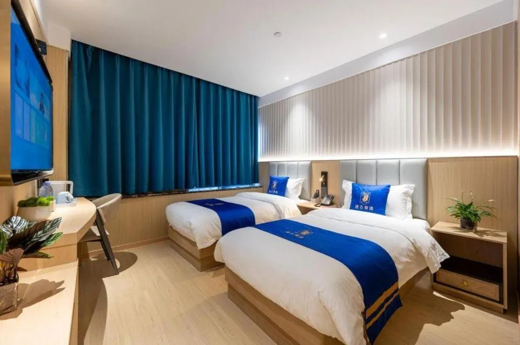 Bed in Super 8 Hotel Beijing South Railway Station Majiabao Metro Station