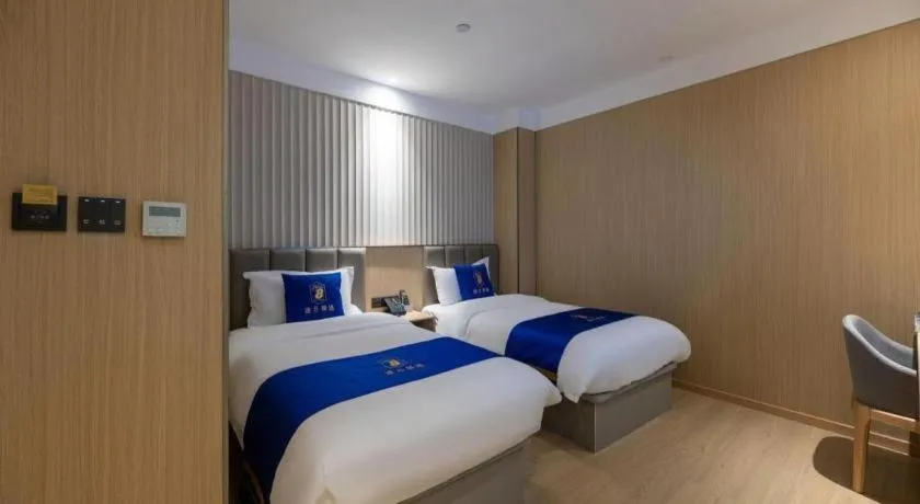 Bed in Super 8 Hotel Beijing South Railway Station Majiabao Metro Station