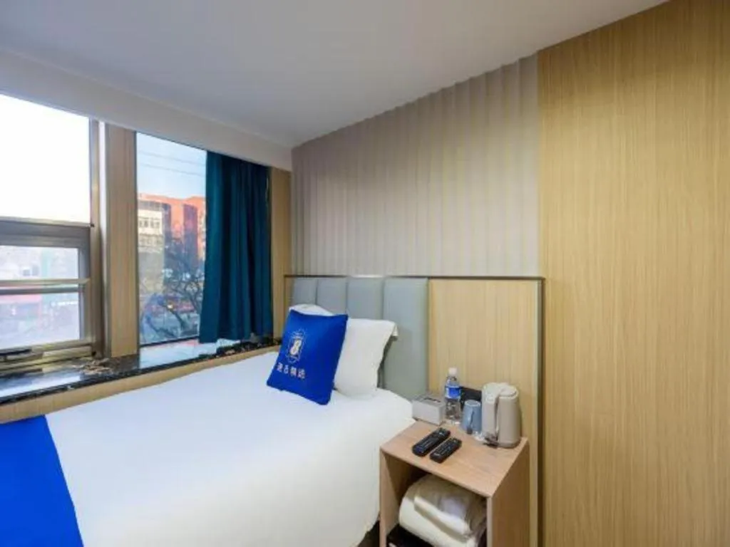 Bed in Super 8 Hotel Beijing South Railway Station Majiabao Metro Station