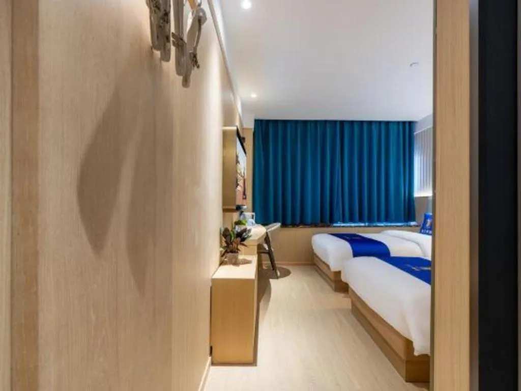 Bed in Super 8 Hotel Beijing South Railway Station Majiabao Metro Station