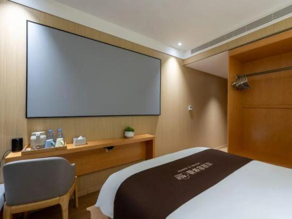 Bed in Super 8 Hotel Beijing South Railway Station Majiabao Metro Station