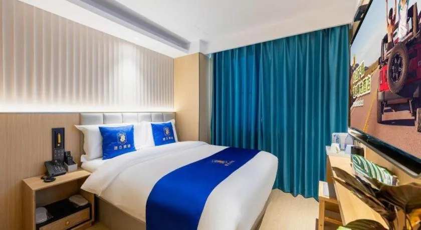 Bed in Super 8 Hotel Beijing South Railway Station Majiabao Metro Station