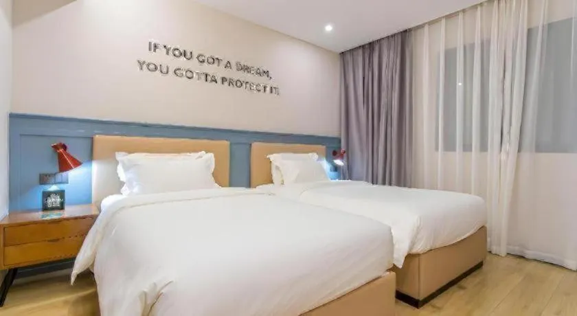 Bed in Premier City Comfort Hotel Yangzhou Shouxi Lake West Gate Weiyang Road Siji Garden