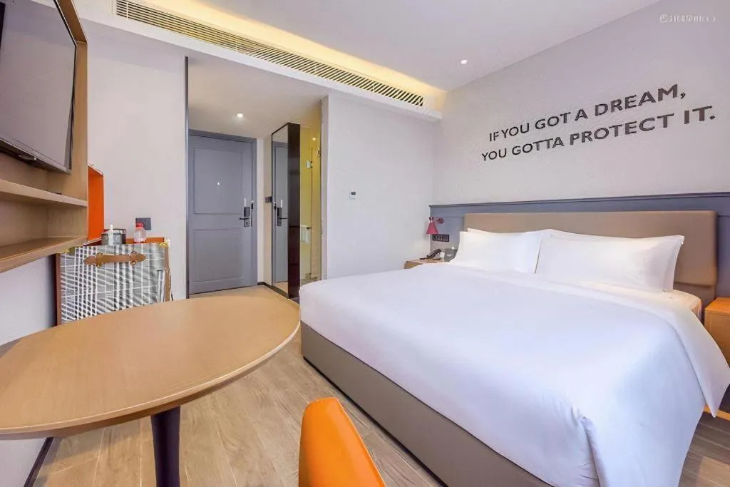 Bed in Premier City Comfort Hotel Wuhan Hankou Railway Station Changgang Road Metro Station