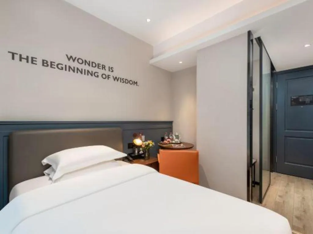 Bed in City Comfort Premier Hotel Liuzhou Wuxing Pedestrian Street Jinggu Building