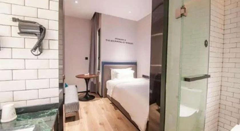 Bed in City Comfort Premier Hotel Liuzhou Wuxing Pedestrian Street Jinggu Building