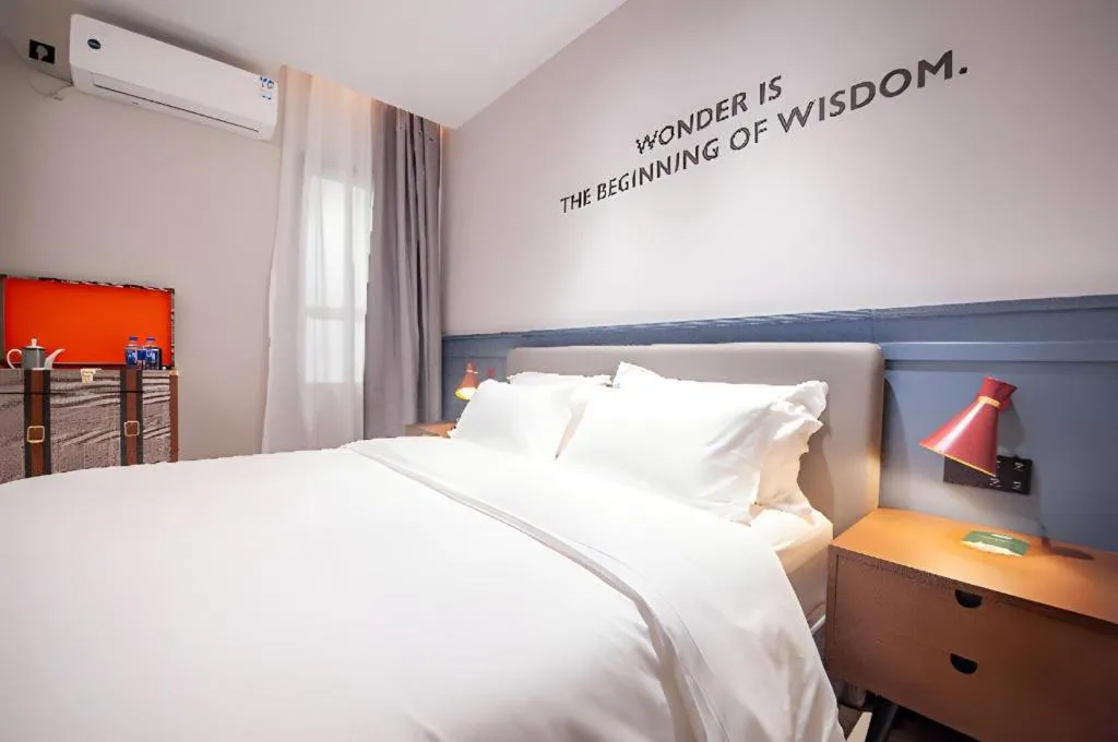 Bed in City Comfort Premier Hotel Liuzhou Wuxing Pedestrian Street Jinggu Building