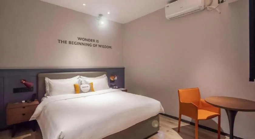 Bed in City Comfort Premier Hotel Liuzhou Wuxing Pedestrian Street Jinggu Building
