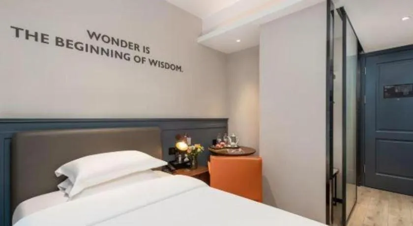 Bed in City Comfort Premier Hotel Liuzhou Wuxing Pedestrian Street Jinggu Building