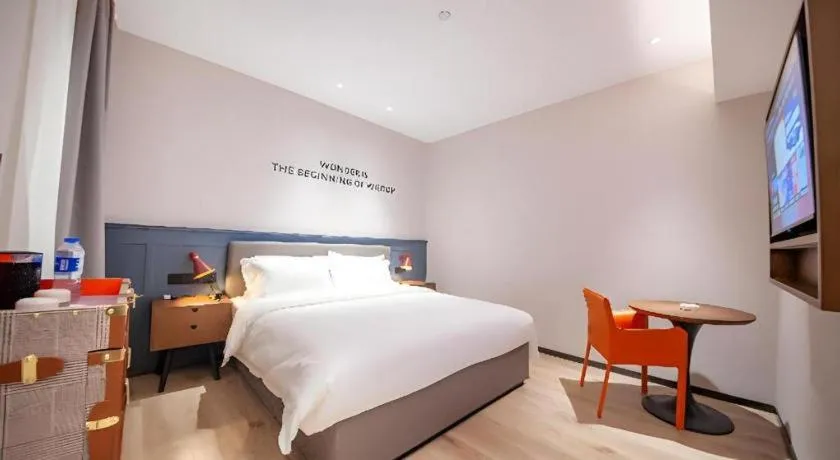 Bed in City Comfort Premier Hotel Liuzhou Wuxing Pedestrian Street Jinggu Building