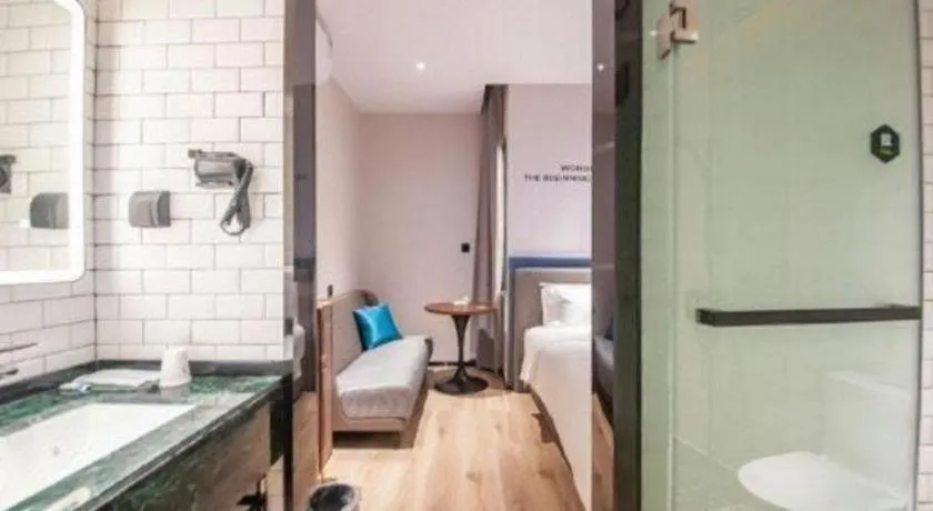 City Comfort Premier Hotel Liuzhou Wuxing Pedestrian Street Jinggu Building