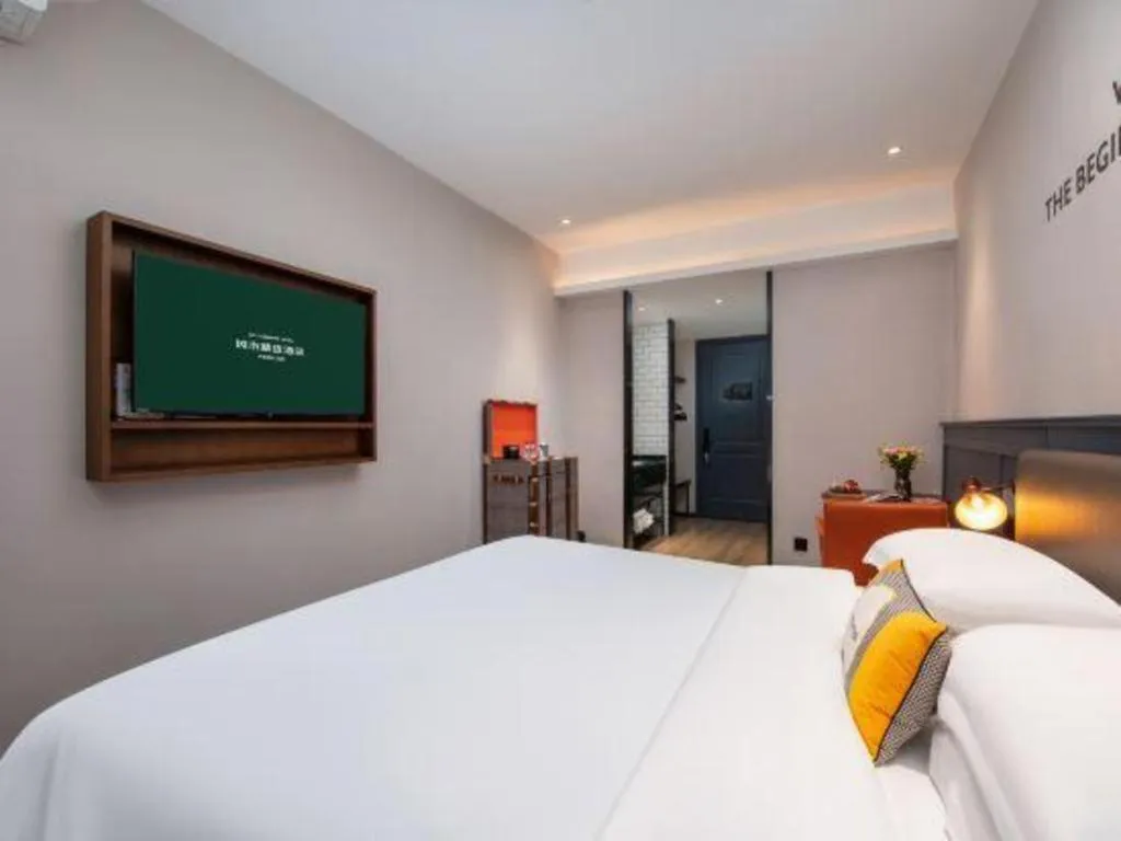 Bed in City Comfort Premier Hotel Liuzhou Wuxing Pedestrian Street Jinggu Building