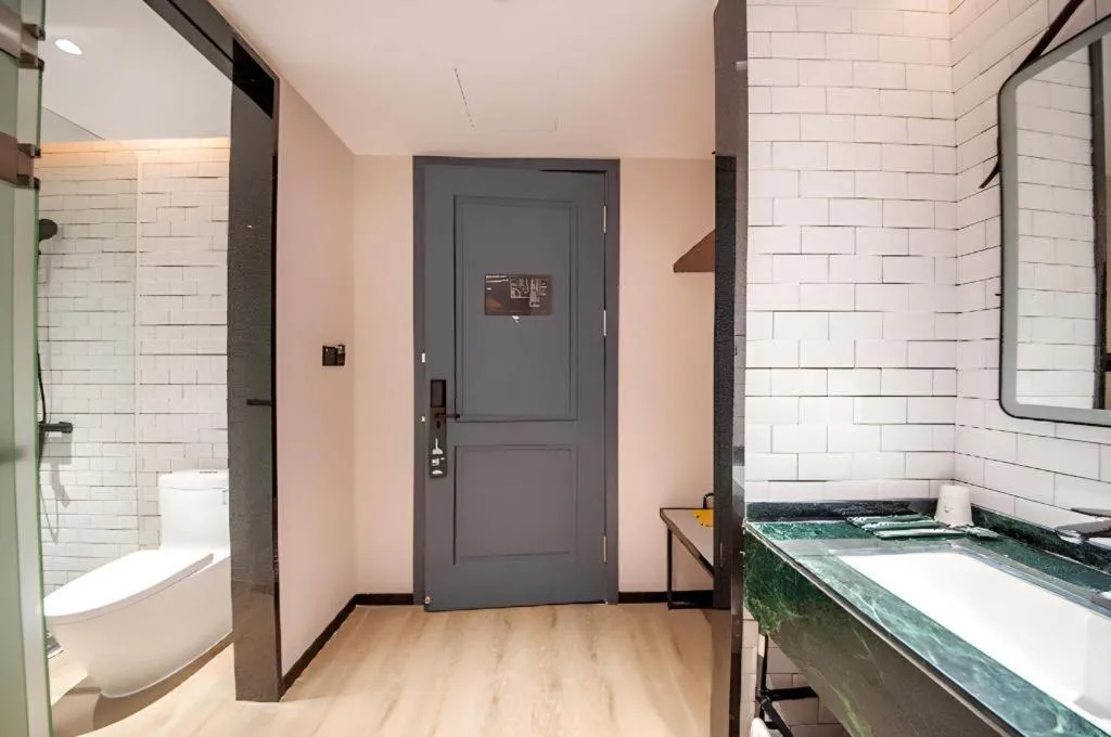 City Comfort Premier Hotel Liuzhou Wuxing Pedestrian Street Jinggu Building