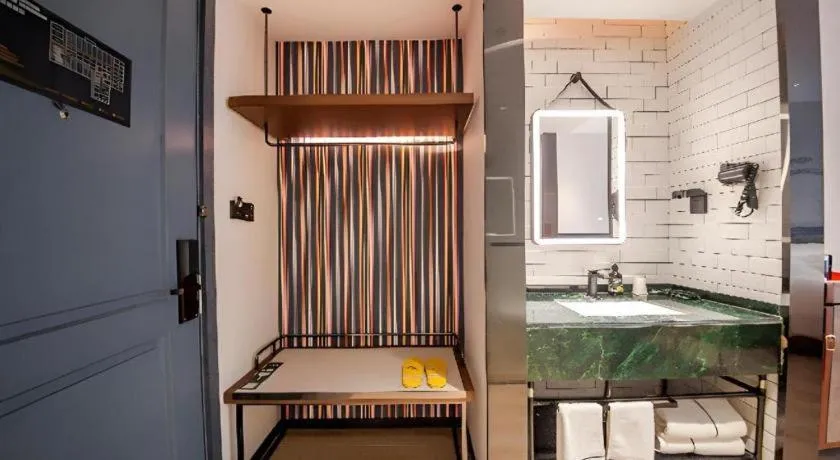 City Comfort Premier Hotel Liuzhou Wuxing Pedestrian Street Jinggu Building