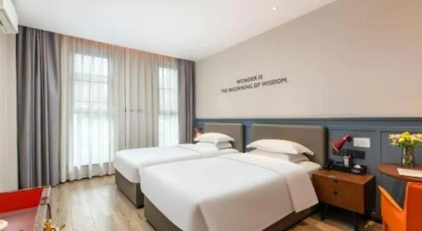 Bed in City Comfort Premier Hotel Liuzhou Wuxing Pedestrian Street Jinggu Building