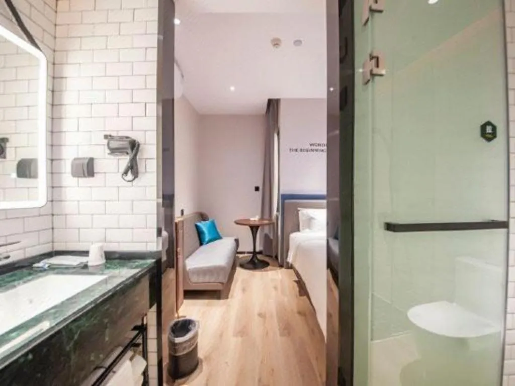 Bed in City Comfort Premier Hotel Liuzhou Wuxing Pedestrian Street Jinggu Building