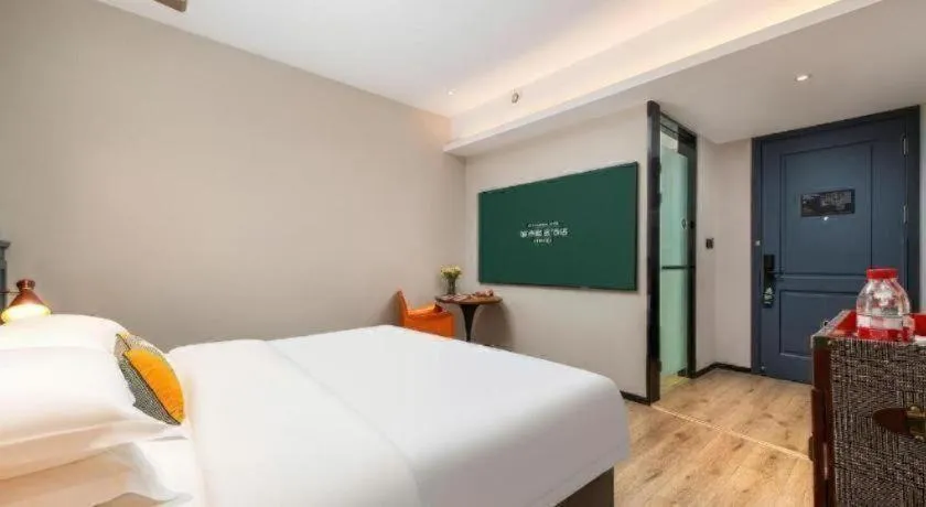 Bed in City Comfort Premier Hotel Liuzhou Wuxing Pedestrian Street Jinggu Building