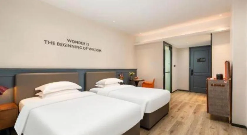 Bed in City Comfort Premier Hotel Liuzhou Wuxing Pedestrian Street Jinggu Building