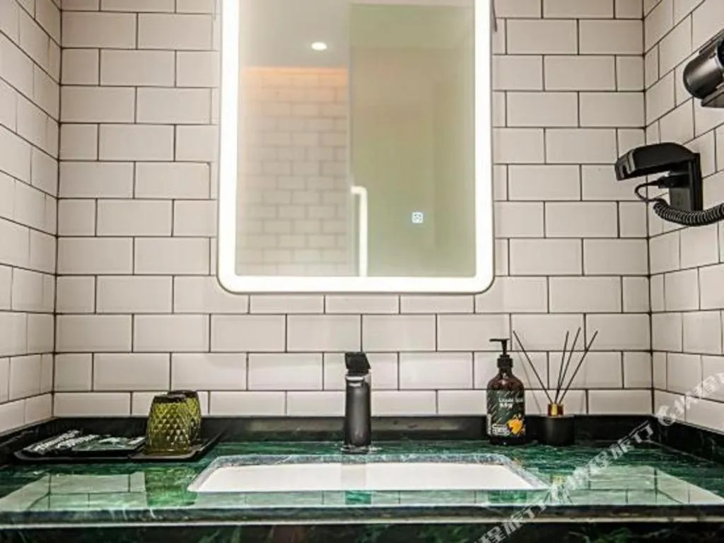 City Comfort Premier Hotel Liuzhou Wuxing Pedestrian Street Jinggu Building