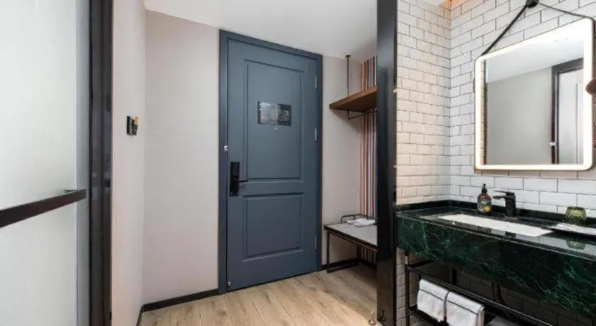 City Comfort Premier Hotel Liuzhou Wuxing Pedestrian Street Jinggu Building