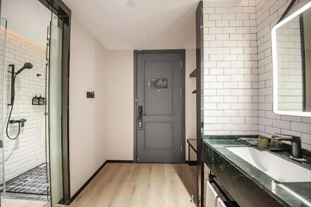 City Comfort Premier Hotel Liuzhou Wuxing Pedestrian Street Jinggu Building